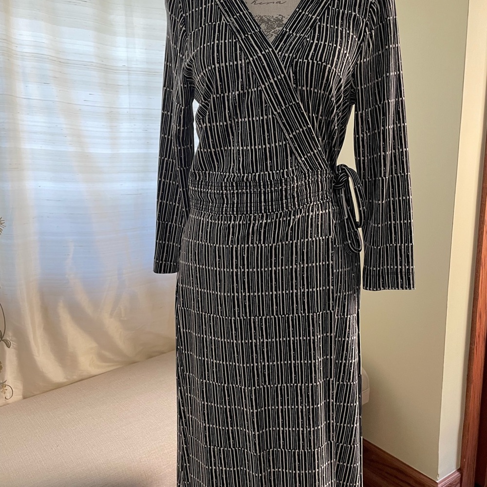 Ann Taylor Black and White Patterned Long Sleeve V-Neck Wrap Dress